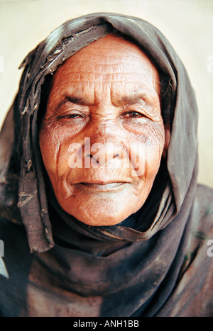 Dongola Sudan un vecchio Nubian donna che indossa un tradizionale tobe COPYRIGHT GEORGE PHILIPAS DIRITTI MORALI ASSERITO Foto Stock