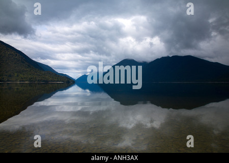 Nuova Zelanda Southland Parco Nazionale di Fiordland nuvole temporalesche forma sopra le cime delle montagne che circondano il lago di McKerrow Foto Stock