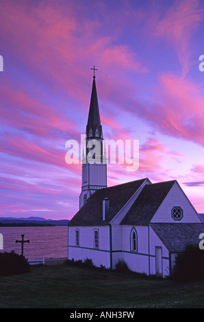 Signora di buona speranza la Chiesa Cattolica (costruito 1873) e Stuart lago al tramonto, Fort St James, British Columbia, Canada. Foto Stock