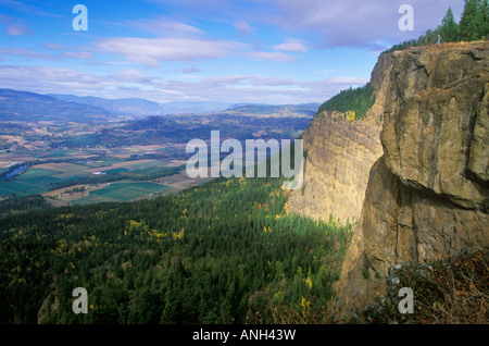 Escursionista sulle scogliere Enderby, British Columbia, Canada. Foto Stock