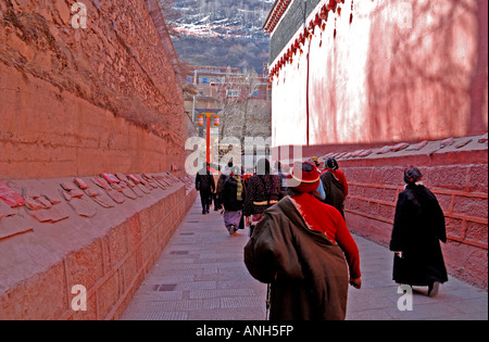 Un popolo tibetano in lamasery pregando Family Safety e buona fortuna . Foto Stock