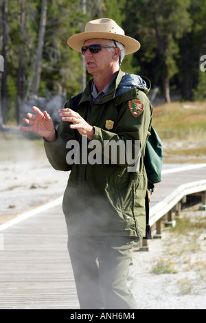 Parco nazionale di Ranger offre un tour di Upper Geyser Basin, il Parco Nazionale di Yellowstone, Wyoming USA Foto Stock