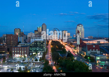 Downtown & Gateway Arch da Ovest, St. Louis, Missouri, Stati Uniti d'America Foto Stock