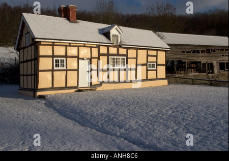 Regno Unito SHROPSHIRE Cottage nella neve Foto Stock