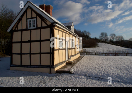 Regno Unito SHROPSHIRE Cottage nella neve Foto Stock