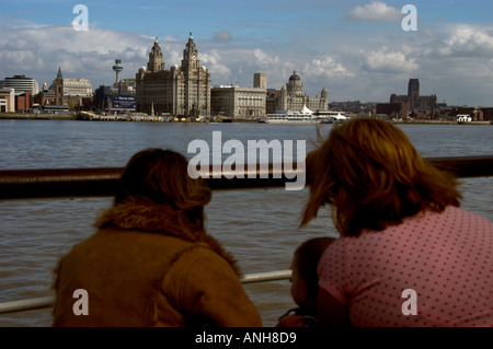 Regno Unito LIVERPOOL Visualizza al Liver Building e la testa del molo del traghetto Mersey Foto Stock