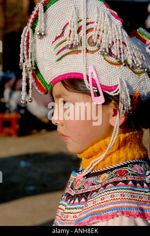 Hani cinese ragazza di minoranza hanno gli abiti tradizionali del festival. Foto Stock