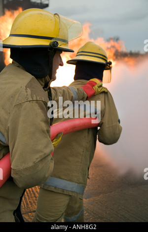 Pianificato il lavoro di squadra per la lotta antincendio pratica Foto Stock