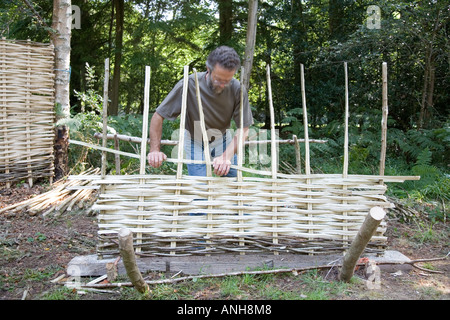 Recinzione di bargiglio essendo realizzata da esperti di bargiglio maker (serie di foto) Foto Stock