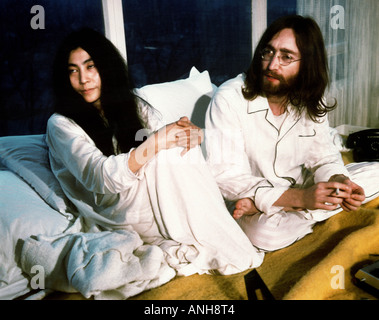 BEATLES John Lennon e Yoko Ono durante la loro settimana di letto in per la pace presso la Queen Elizabeth Hotel Montreal Maggio 1969 Foto Stock