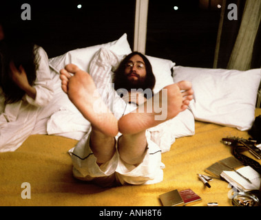 BEATLES John Lennon e Yoko Ono durante la loro settimana di letto in per la pace presso la Queen Elizabeth Hotel Montreal Maggio 1969 Foto Stock