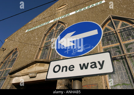 Un cartello stradale al di fuori di una chiesa che indica una strada di Dio Foto Stock