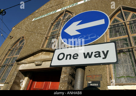 Un cartello stradale al di fuori di una chiesa che indica una strada di Dio Foto Stock