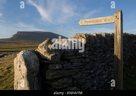 Un Pennine Way post marcatore punti verso la Pen y Gand del North Yorkshire Moors Foto Stock