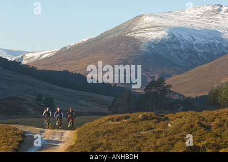 Bikepacking nei Cairngorms in inverno Foto Stock