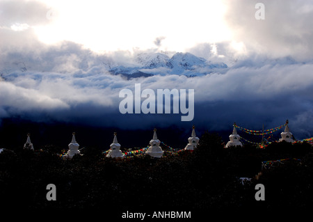 Una fila di stupa vicino al cosiddetto 'Shangri la ', Yunnan,Cina Foto Stock