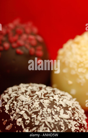 Varietà di latte di lusso cioccolatini con noce di cocco e la glassa di zucchero Foto Stock