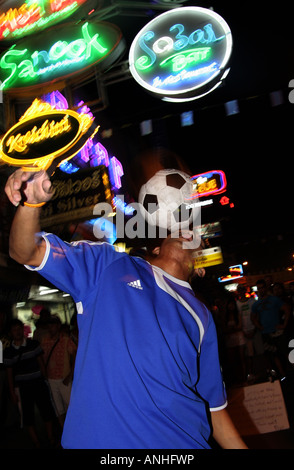 Un thai street performer si mette in mostra la sua abilità calcistiche su thalon khao san bangkok thailandia da louisa butler Foto Stock