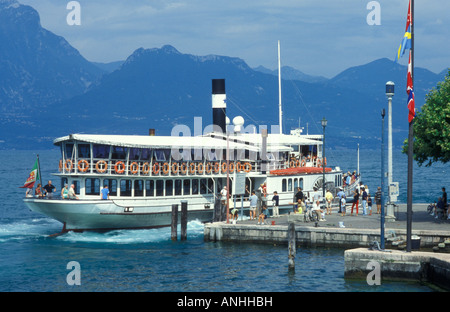 Paddlesteamer presso il luogo di atterraggio a Torri del Benaco sul Lago di Garda Italia Europa Foto Stock
