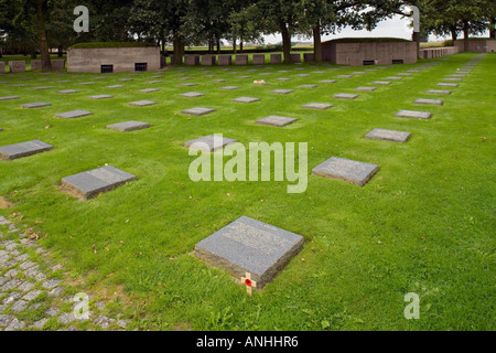 Tombe e bunker a Langemark cimitero militare tedesco di WW1 soldati nei pressi di Ypres in Belgio Foto Stock