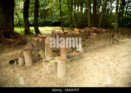 Il raccolto di ferro. Vecchio gusci e bombe che si trovano tuttora nel suolo di WW1 campi di battaglia. Santuario del legno nei pressi di Ypres Foto Stock