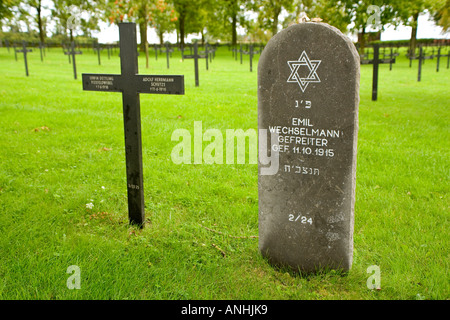 WW1 ebraica soldati tedeschi headstone in mezzo alle croci in Fricourt cimitero tedesco nella Somme vicino a Albert in Francia Foto Stock