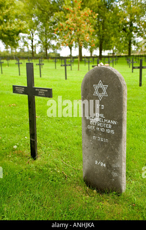 WW1 ebraica soldati tedeschi headstone in mezzo alle croci in Fricourt cimitero tedesco nella Somme vicino a Albert in Francia Foto Stock