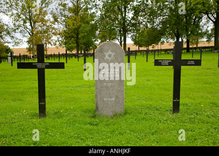 WW1 ebraica soldati tedeschi headstone in mezzo alle croci in Fricourt cimitero tedesco nella Somme vicino a Albert in Francia Foto Stock