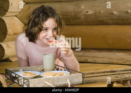 Ragazza con snack Foto Stock