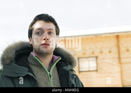 Giovane uomo in abbigliamento invernale, basso angolo di visione Foto Stock