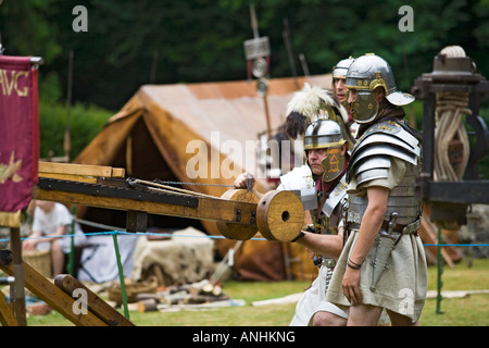 Gli attori dimostrano l'uso del ballista presso un esercito romano, la rievocazione Chedworth Villa, Gloucestershire, Regno Unito Foto Stock