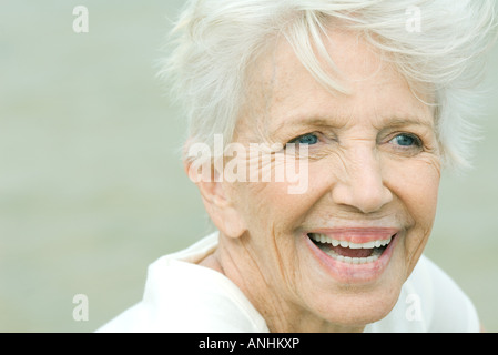 Senior donna sorridente, guardando lontano, ritratto Foto Stock
