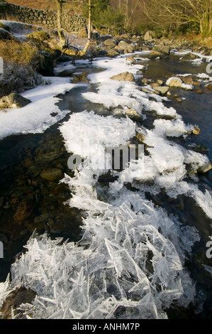 Un parzialmente congelati nel fiume Easedale vicino a Grasmere nel Distretto del Lago durante un freddo snap Foto Stock