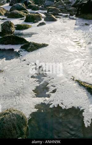 Un parzialmente congelati nel fiume Easedale vicino a Grasmere nel Distretto del Lago durante un freddo snap Foto Stock