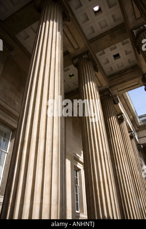 Grand collonade all'ingresso al British Museum di Londra Foto Stock