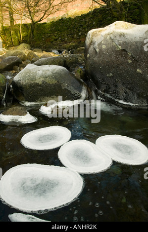 Un parzialmente congelati nel fiume Easedale vicino a Grasmere nel Distretto del Lago durante un freddo snap Foto Stock