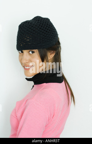 Ragazza sorridente sulla spalla in telecamera, ritratto Foto Stock