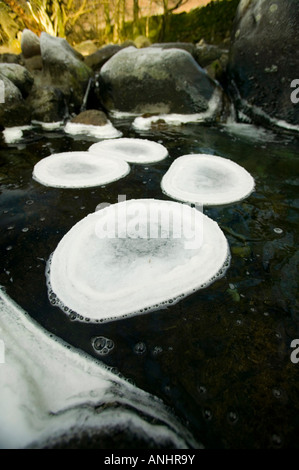 Un parzialmente congelati nel fiume Easedale vicino a Grasmere nel Distretto del Lago durante un freddo snap Foto Stock