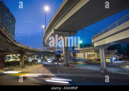 Il traffico della città sotto il cavalcavia di notte Foto Stock