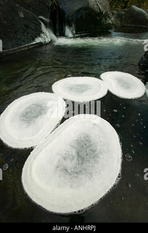 Un parzialmente congelati nel fiume Easedale vicino a Grasmere nel Distretto del Lago durante un freddo snap Foto Stock