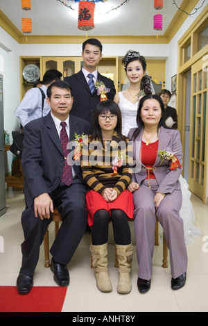 Sposa e lo sposo con la famiglia, gruppo ritratto a piena lunghezza, vista frontale Foto Stock