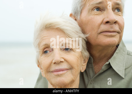 Close-up di coppia senior guardando lontano, sorridente, ritratto Foto Stock