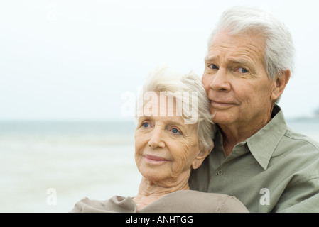 Coppia senior insieme all'aperto, uomo sorridente in telecamera Foto Stock