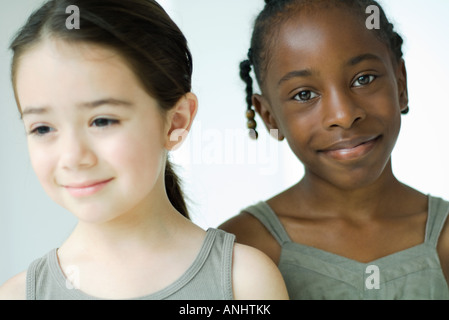 Due ragazze sorridenti, uno che guarda in telecamera Foto Stock