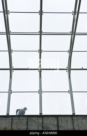 Operaio edile visto attraverso il framework Foto Stock