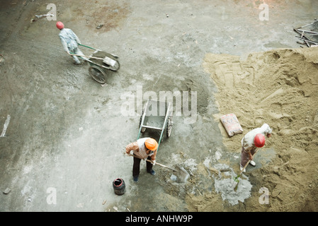 Lavoratori sul sito in costruzione, ad alto angolo di visione Foto Stock