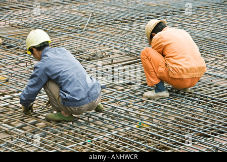 La costruzione dei lavoratori al sito in costruzione Foto Stock