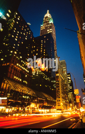 Stati Uniti d'America New York City Midtown Manhattan il Chrysler Building e xlii il traffico della strada Foto Stock