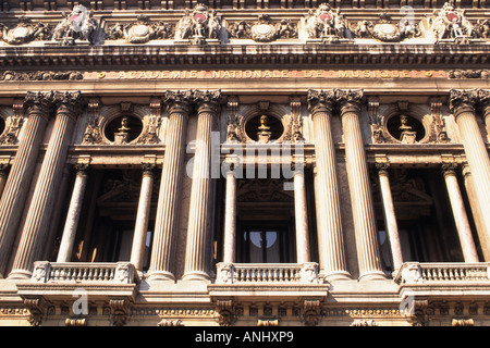 Il Teatro dell'Opera di Parigi o l'Opera Garnier o il Palais Garnier dettaglio dell'esterno ornato, il punto di riferimento culturale dell'edificio. Belle Epoque, secondo Impero, Francia Foto Stock