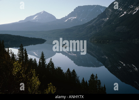 Dividere il picco e altri riflettono vetroso da Santa Maria del Lago e Wild Goose Island, il Parco Nazionale di Glacier, Montana USA Foto Stock